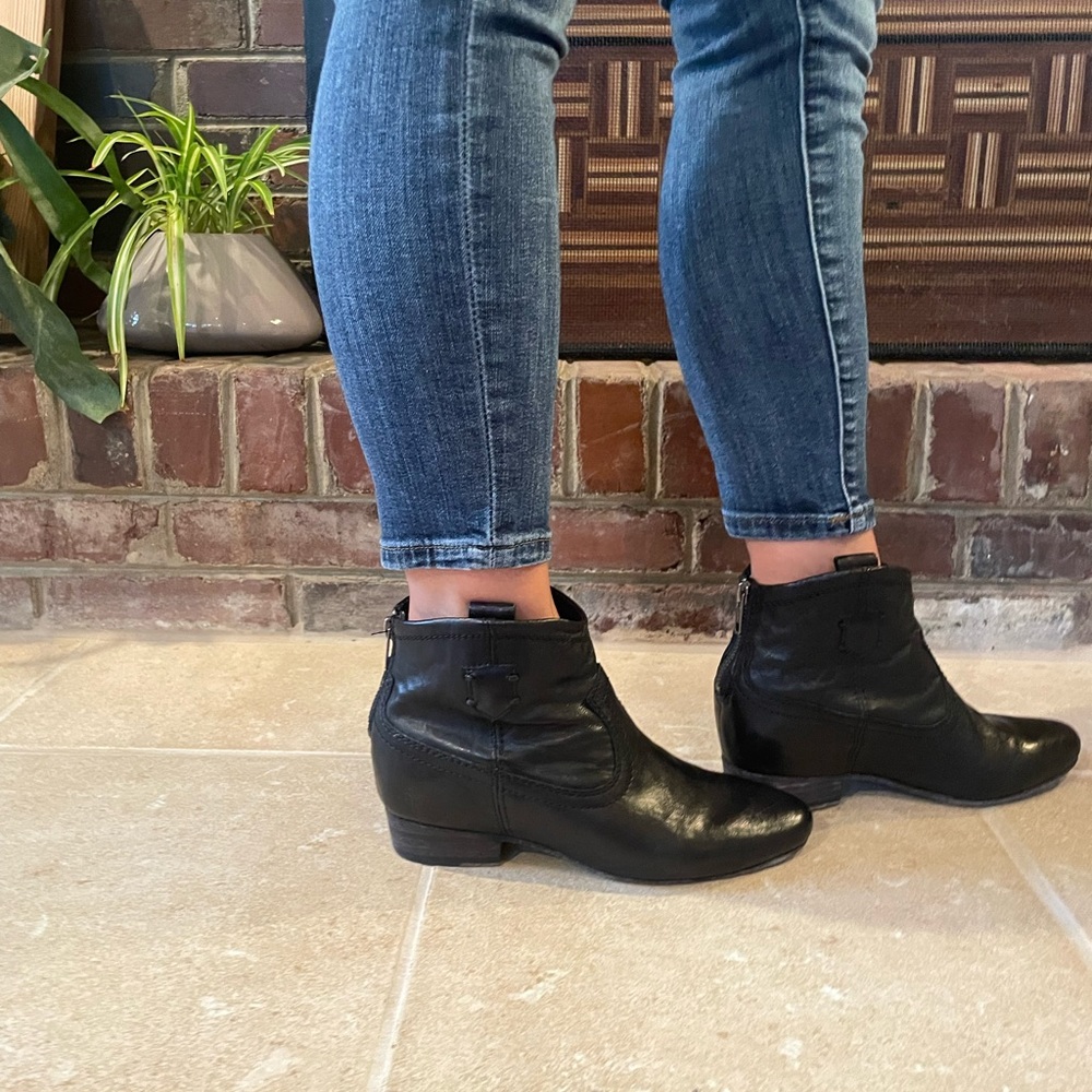 Frye Black leather Ankle Booties with lift insole. Size 7. Like new condition - Picture 3 of 9